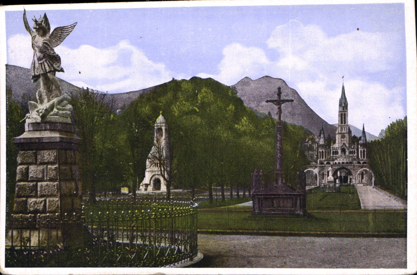 CPA Lourdes Htes Put St Michel l'Esplanade et la Basilique 