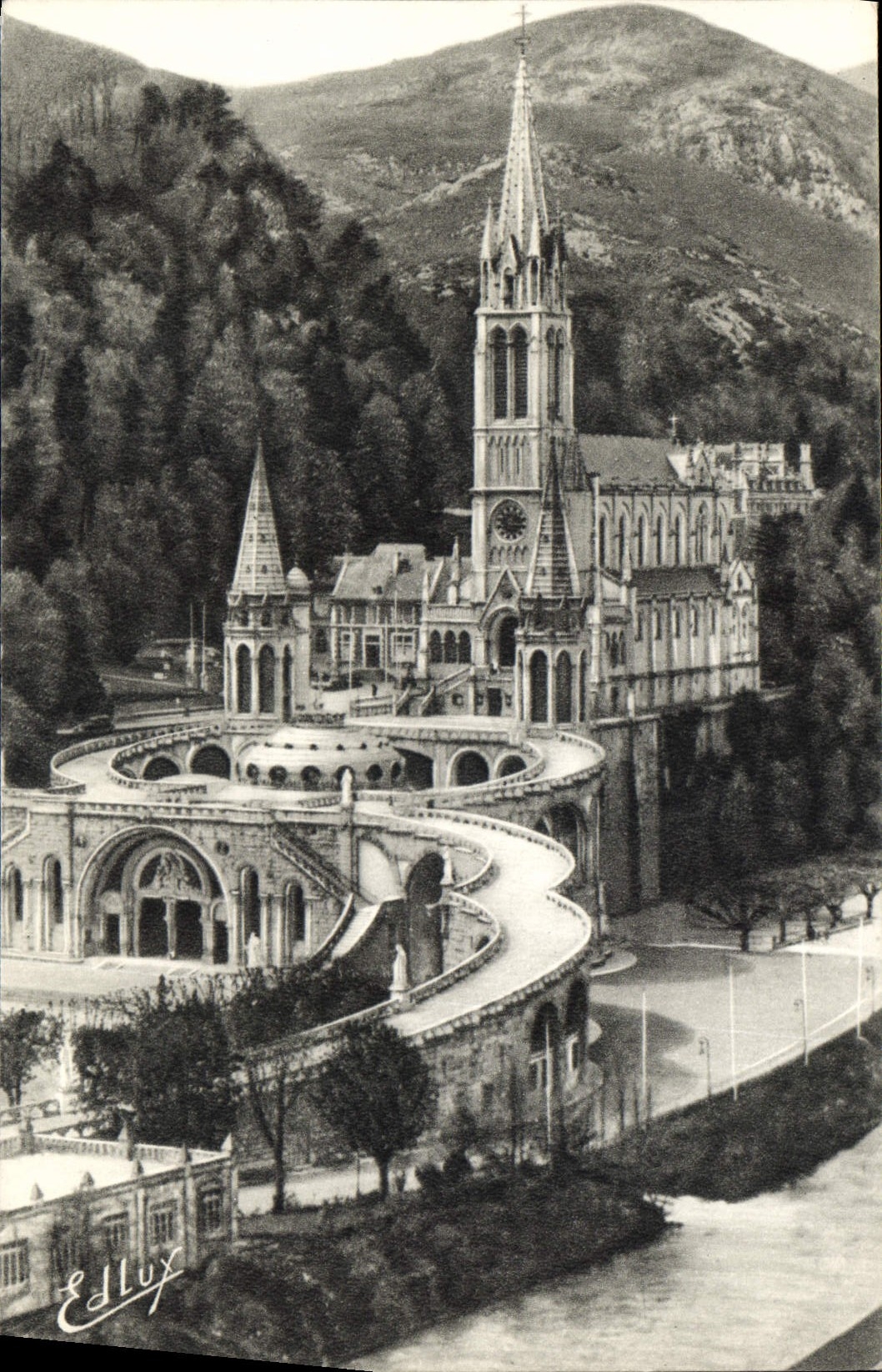 CPA Lourdes La Basilique vue de cote 