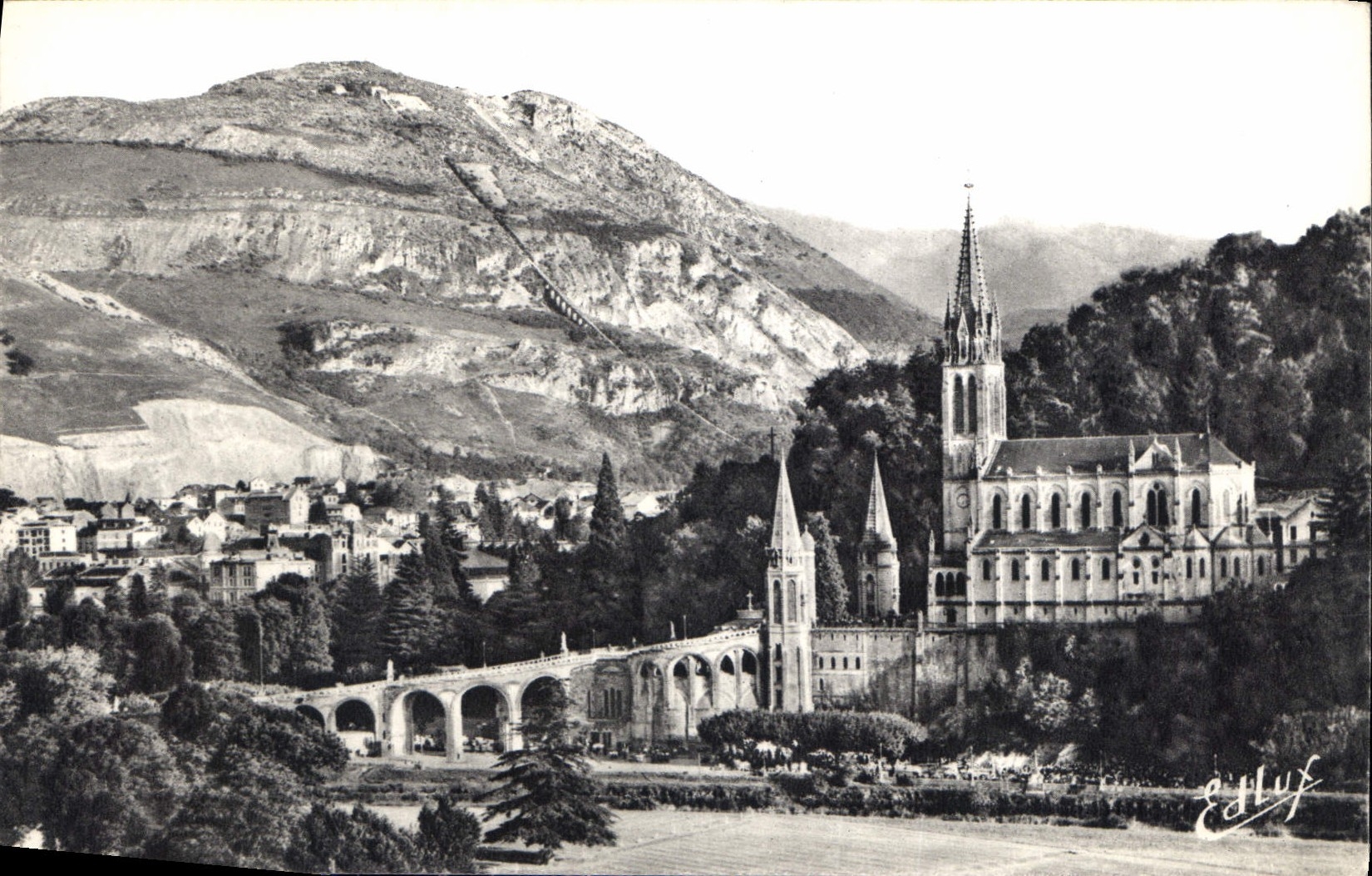 CPA Lourdes La Basilique et le Pic du jet 