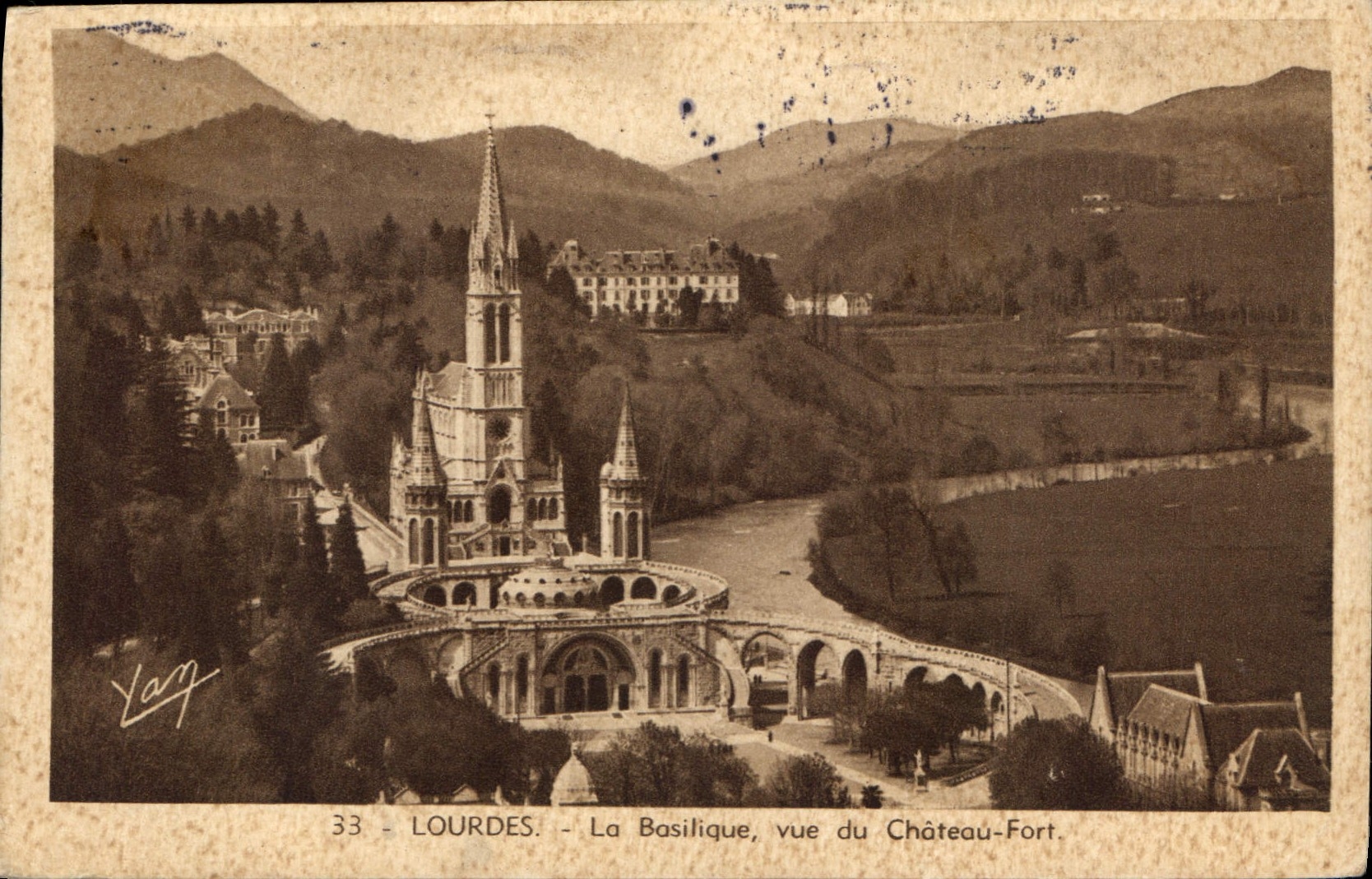 CPA Lourdes La Basilique vue du Chateau Fort  