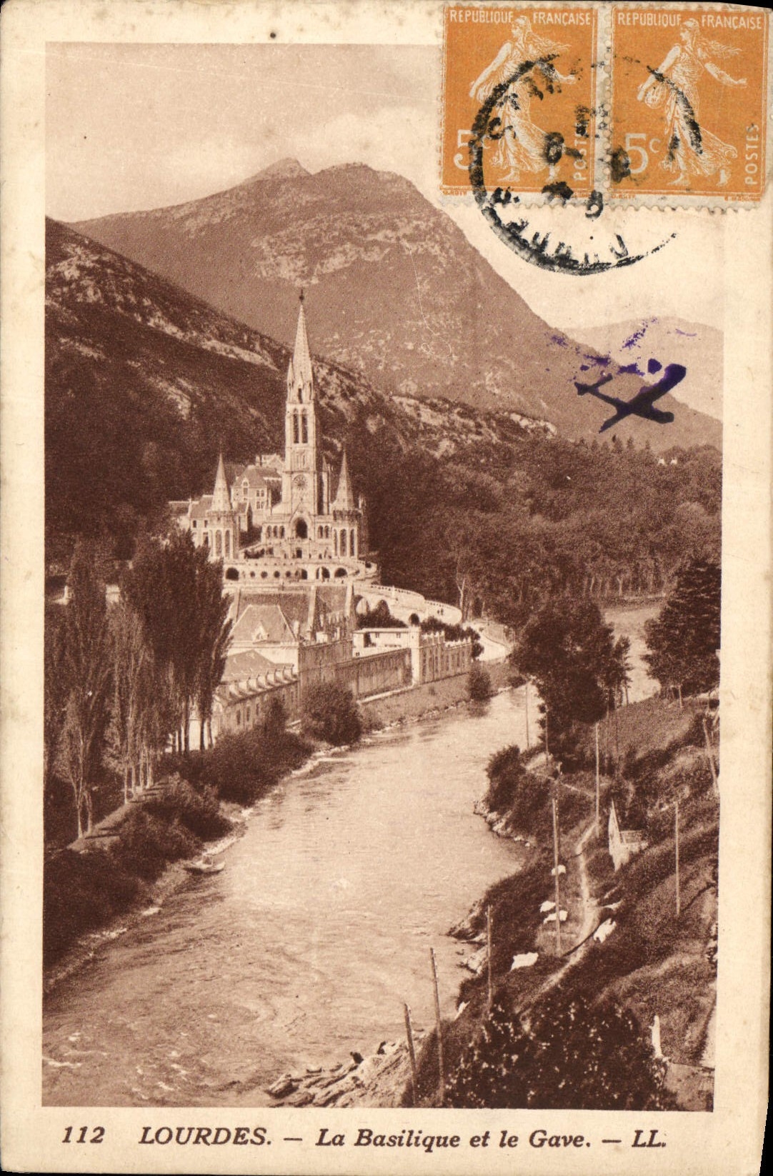 CPA Lourdes La Bsilique et le Gave 