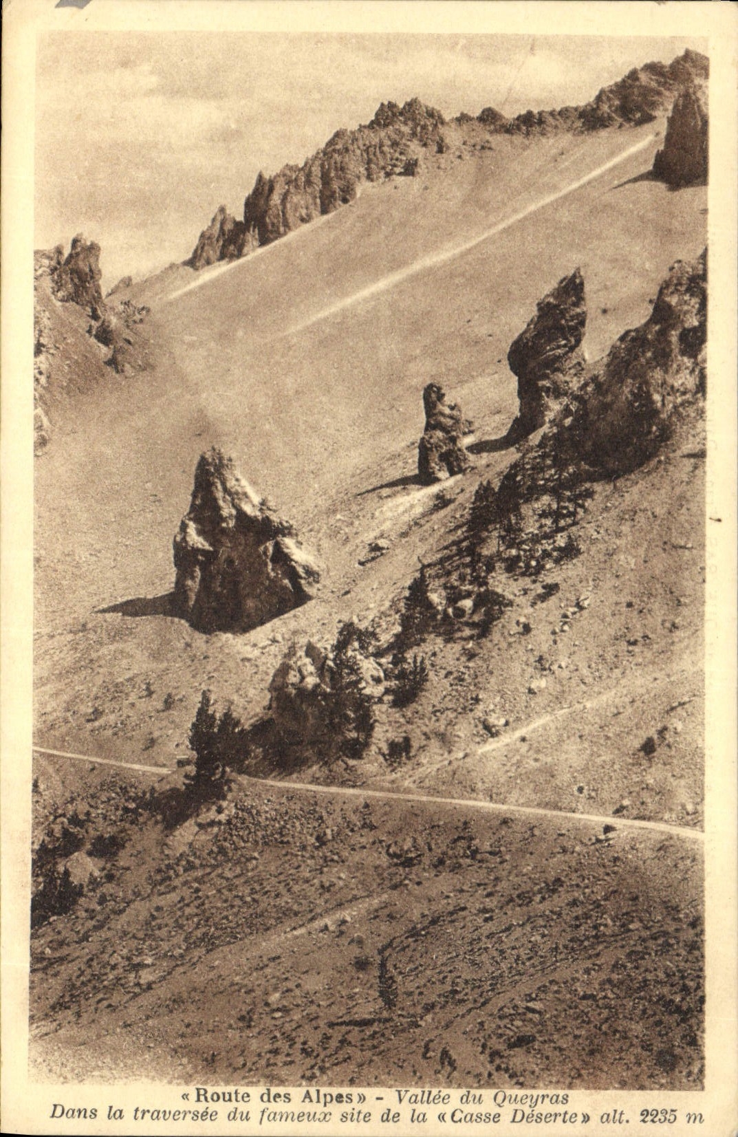 CPA Route des Alpes Valle du Queyeas Dans la Traverse du fameux site de la Casse alt 2235 m