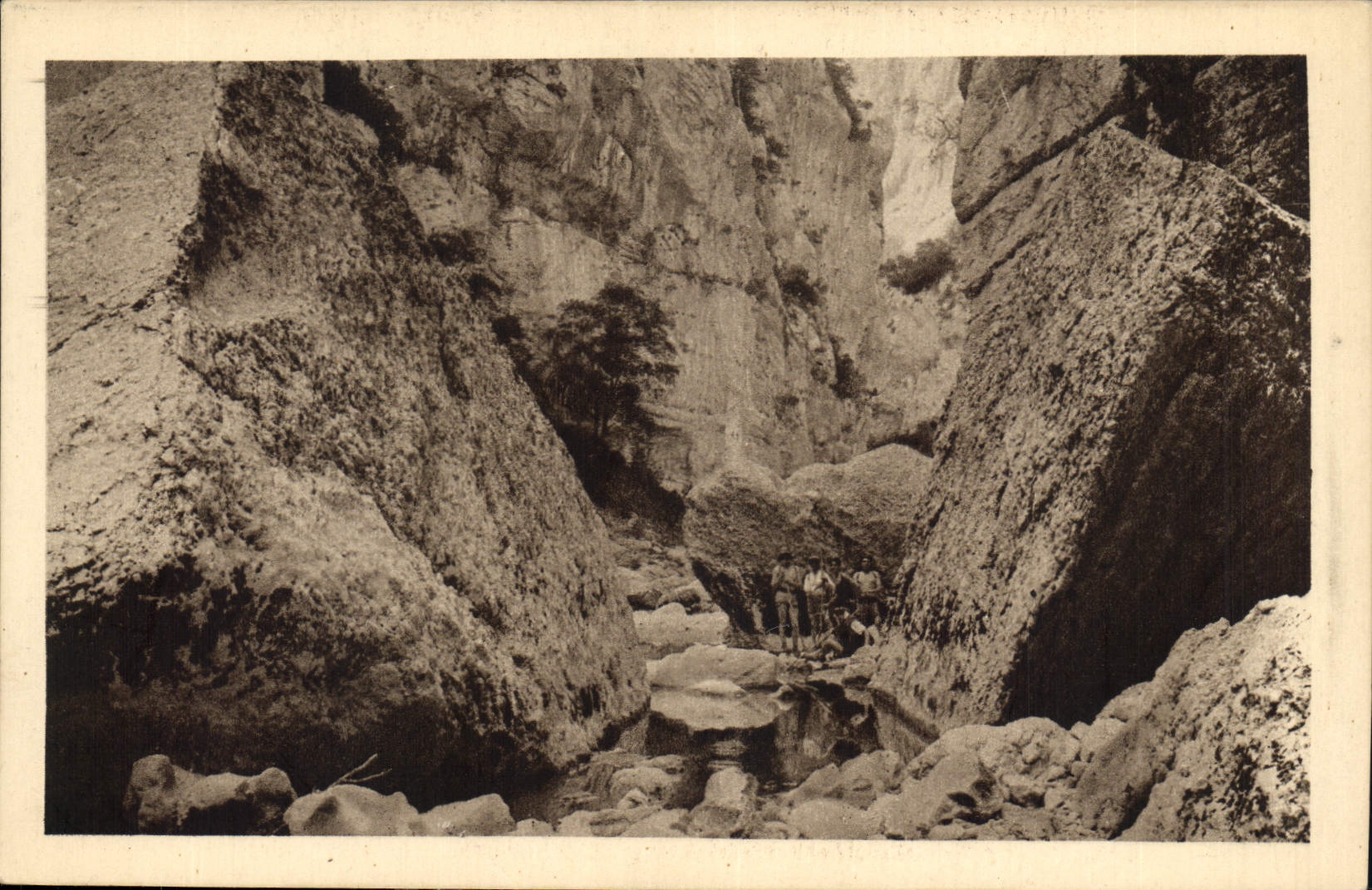 CPA Gorges du Verdon Blocs monumentaux entre les Bauchers et le Maugu vue prise vers aval 