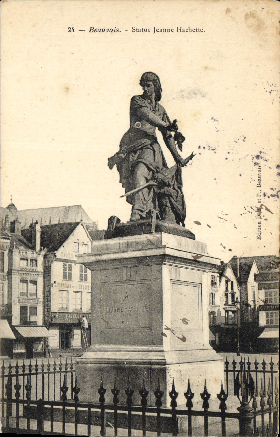 CPA Beauvais Statue Jeanne Hachette 