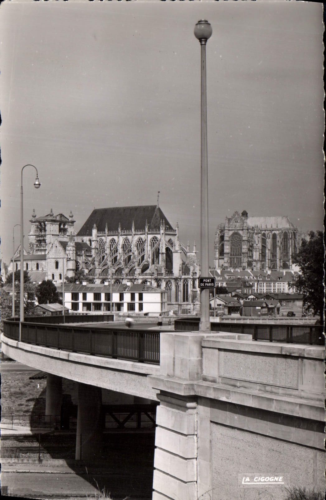 CPA Beauvais Oise Le Pont de Paris La Cathedrale Saint Pierre et l'Eglise Saint Etienne 
