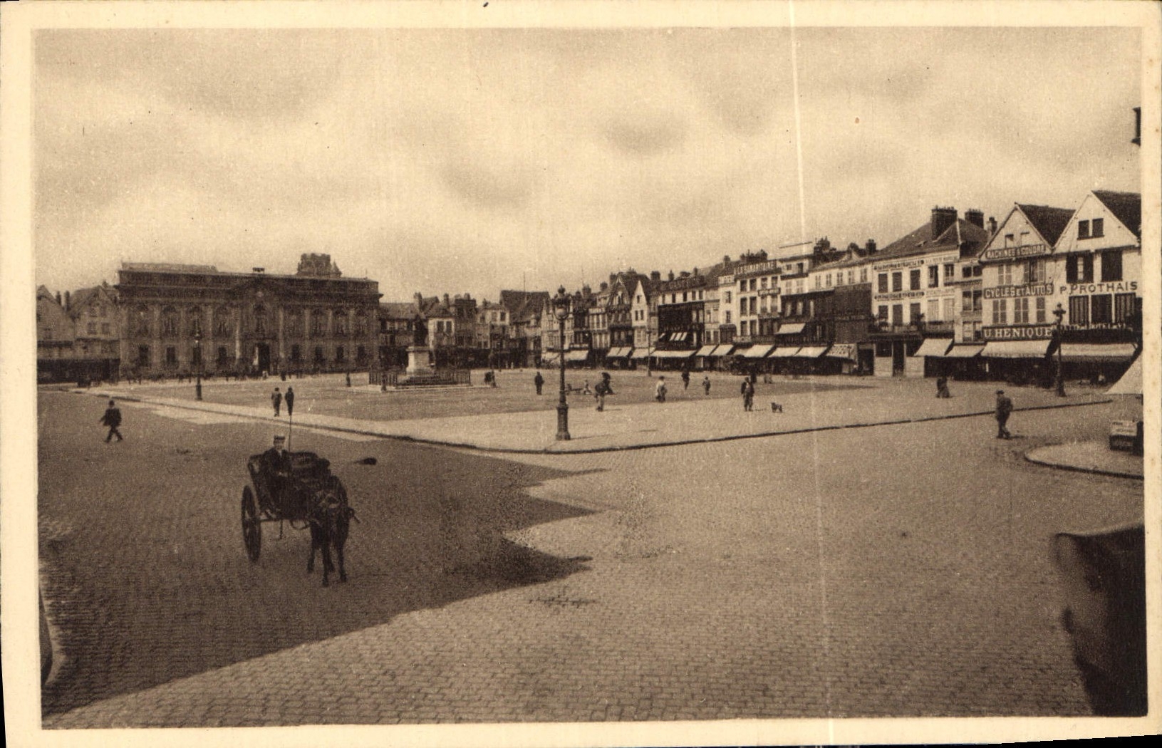 CPA Beauvais vue d'ensemble de la Place Jeanne Hachette Avec l'Hotel de ville 