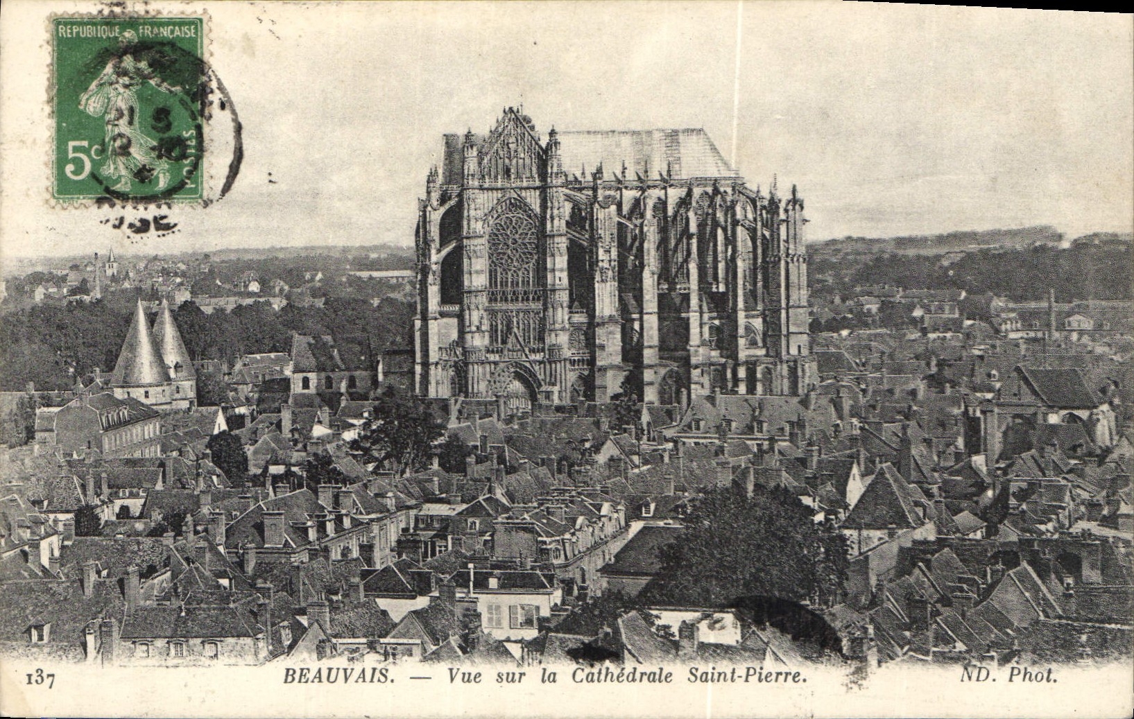 CPA Beauvais Vue sur la Cathedrale Saint Pierre 