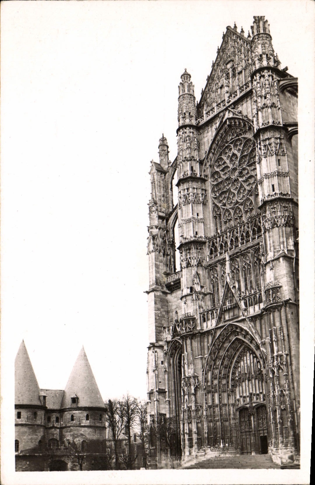 CPA Beauvais La Cathedrale et les Tours du Palais de Justice 
