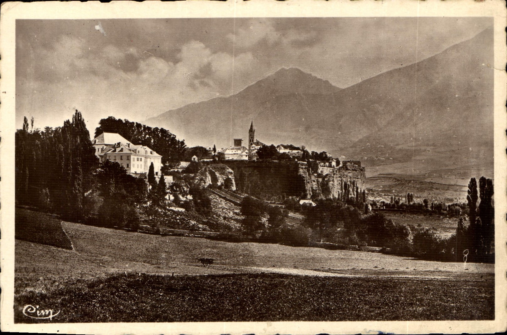 CPA Sites Pittoresque Htes Alpes 870 m vue generale 