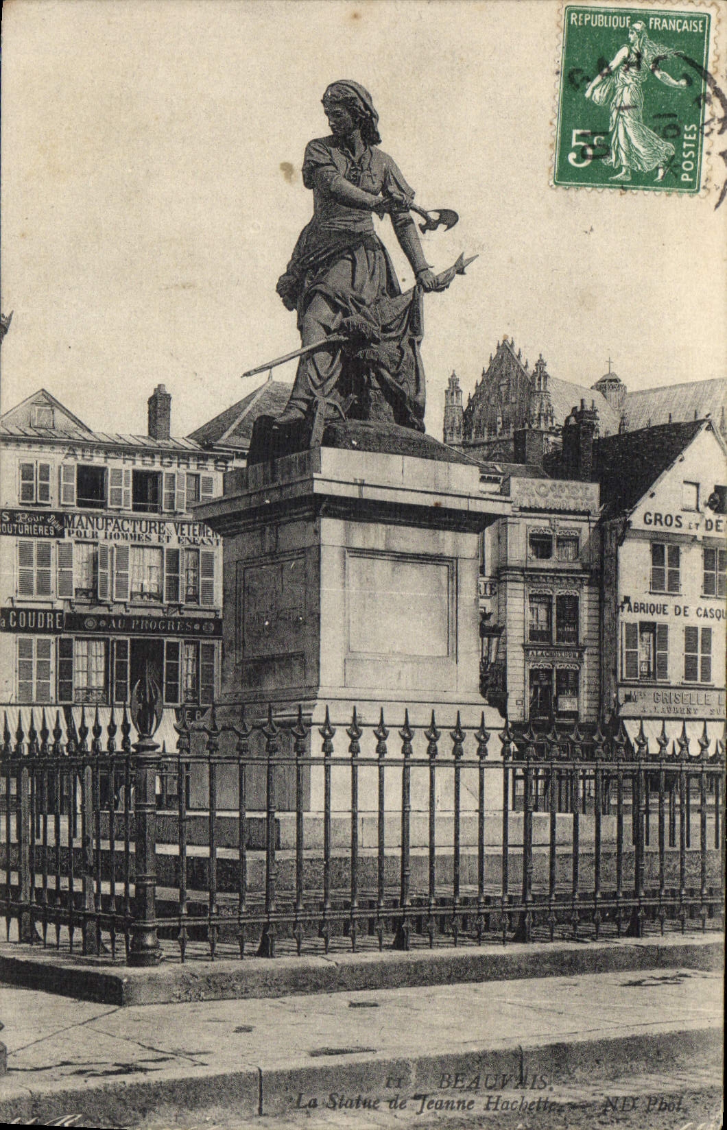 CPA Beauvais La Statue de Jeanne Hachette