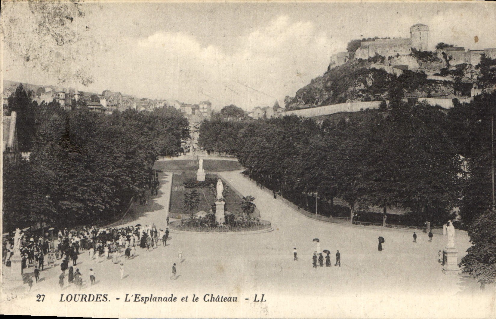 CPA Lourdes L'Esplanade et le Chateau 