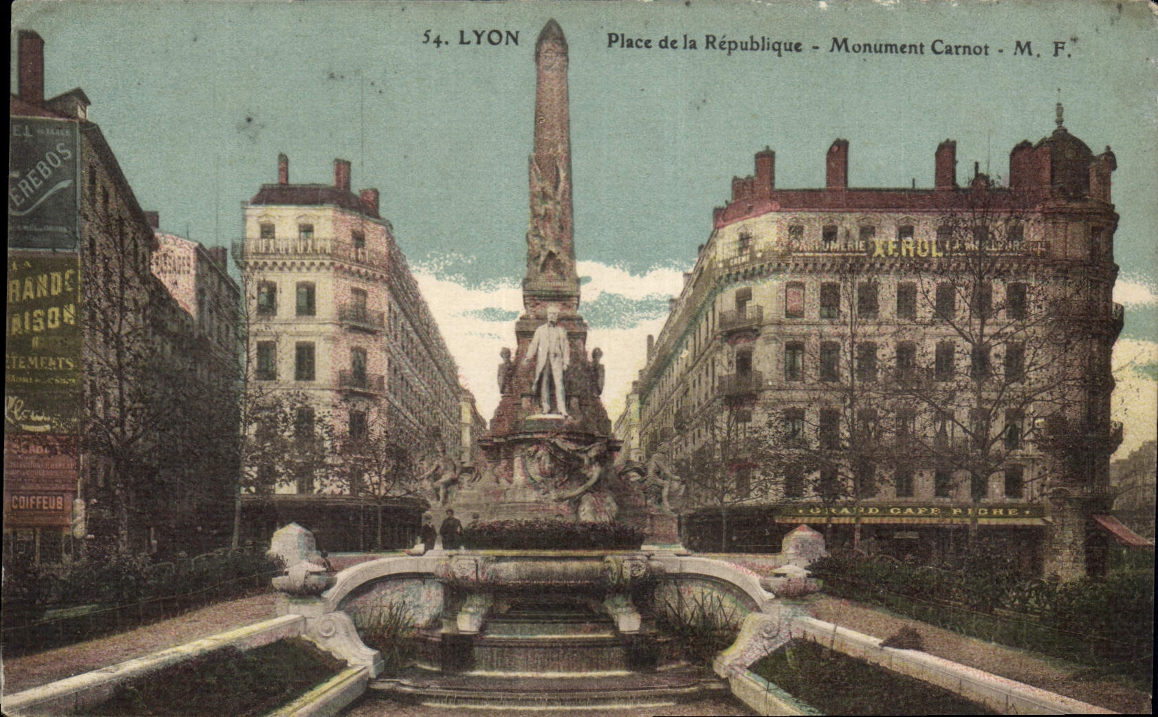 CPA Lyon Place a Republique et le Monument Carnot 