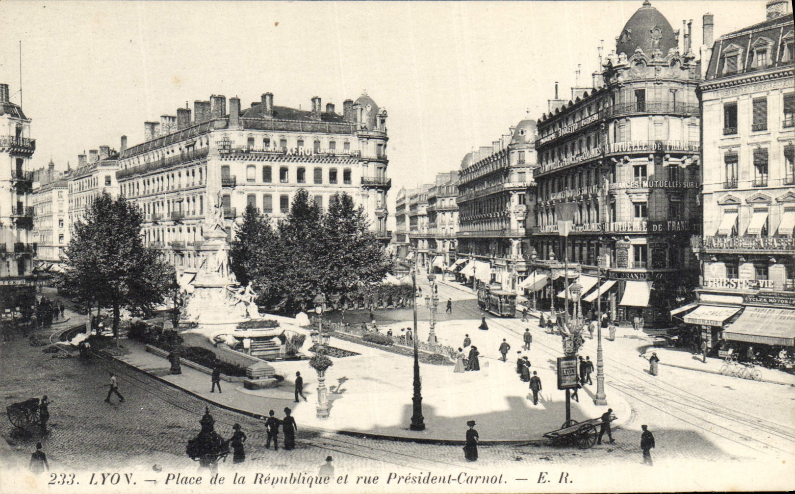 CPA Place de la Republique et rue President Carnot