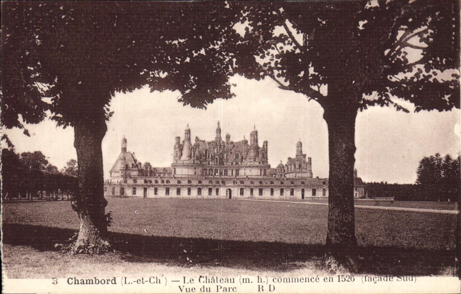 CPA Chambord L et C Le Chateau MN Commence en 1526 facade sud vue du prise
