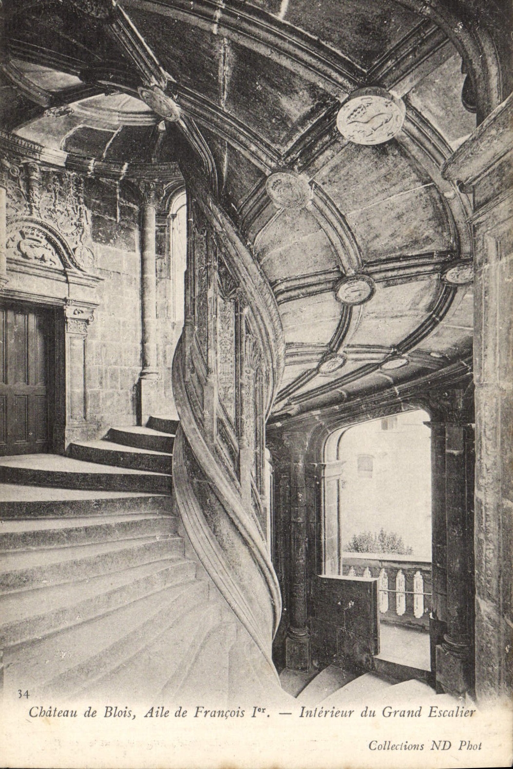 CPA Chateau de Blois Aile Francois Interieur du Grand Escalier