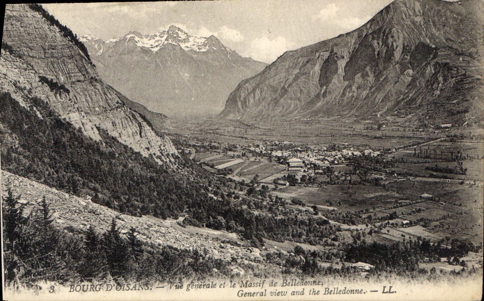 CPA Bourg d'Oisans Vue generale et les Massif de Belledonne 