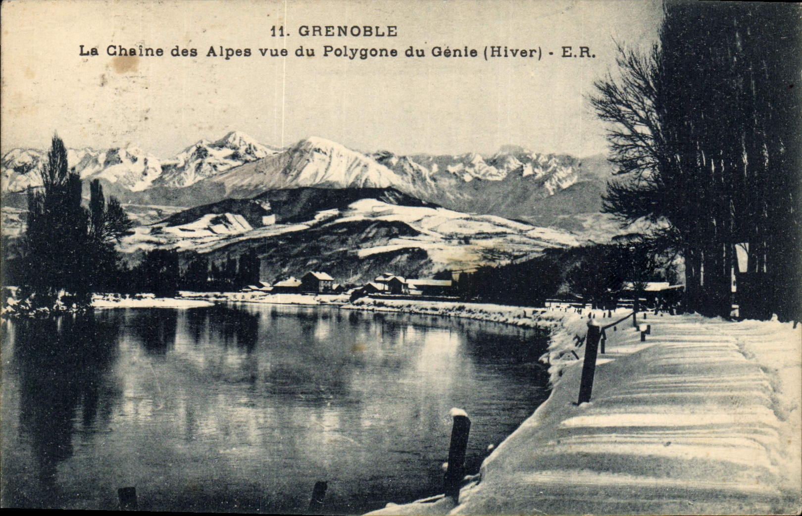 CPA Grenoble La Chaine des Alpes vue du Polygone du Genei Hiver 