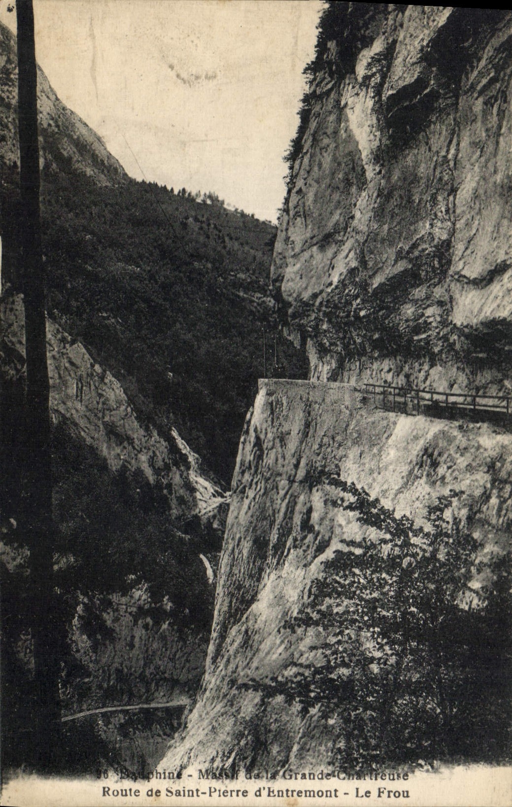 CPA Dauphine Mass de la Grande Chartreuse Route de la Saint Pierre d'Entremont le Frou 