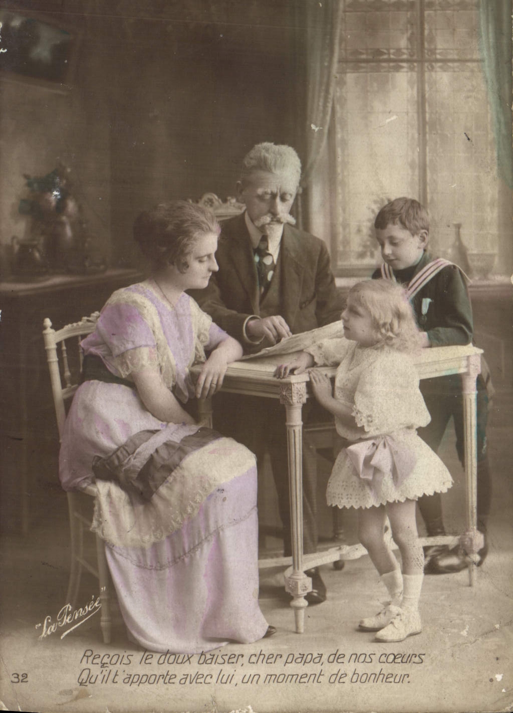 CPA Recois le doux baiser cher papa de nos coeurs Femme Enfant