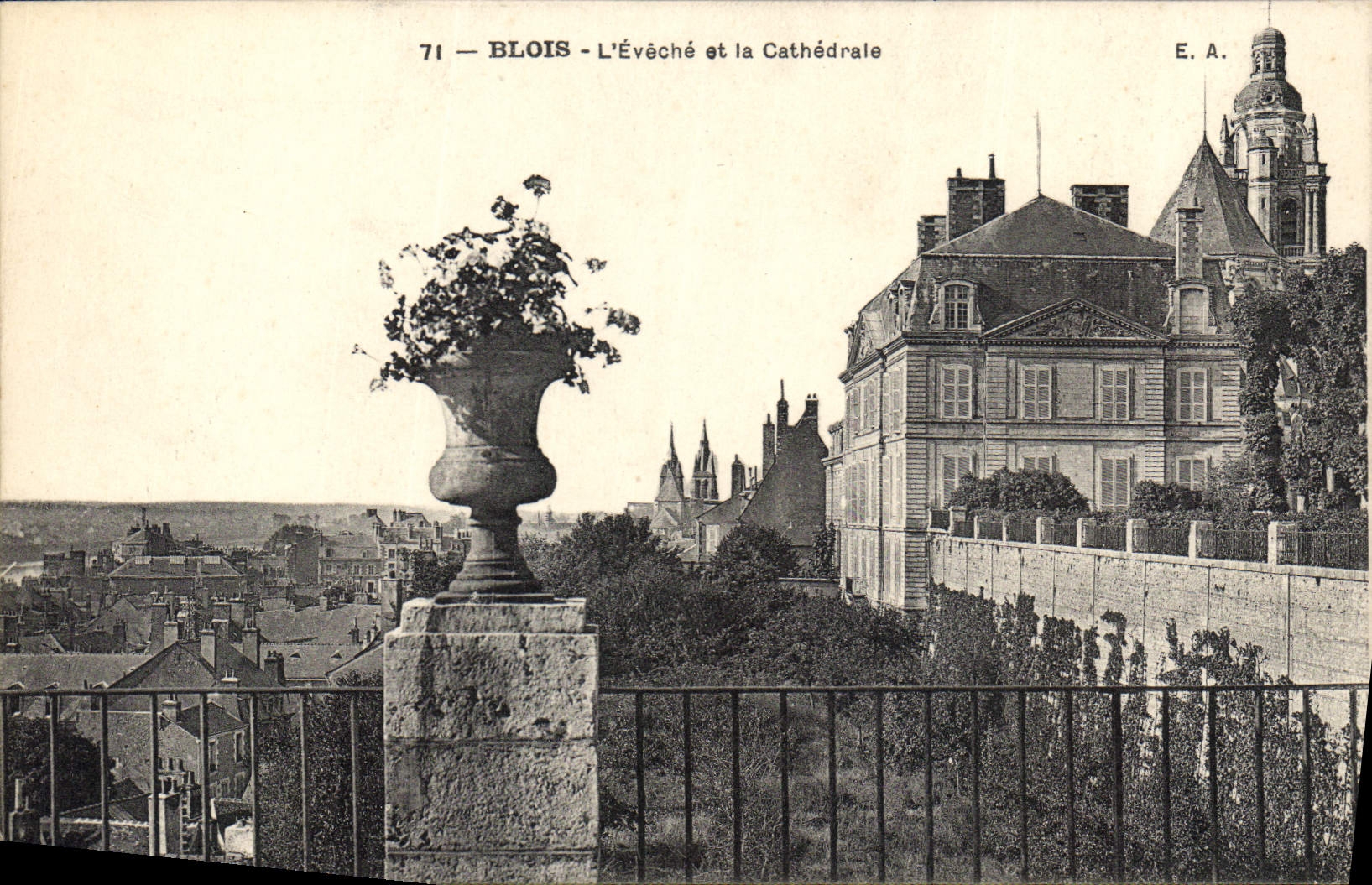 CPA Blois L'Eveche et la Cathedrale 