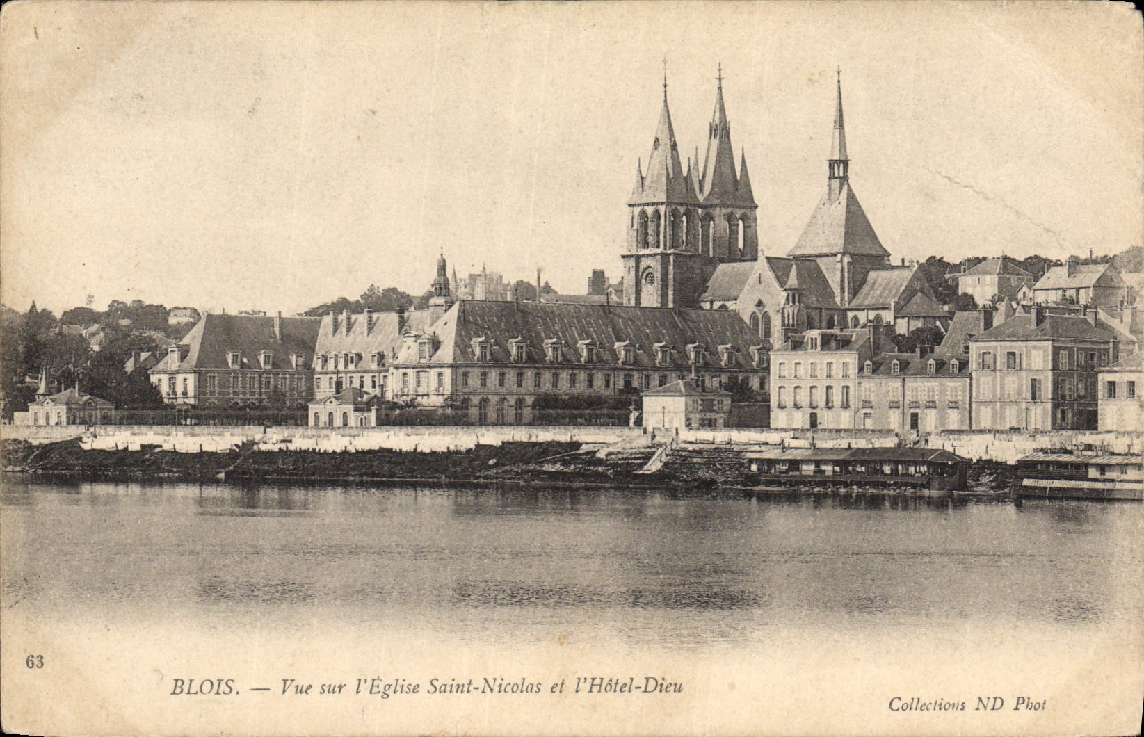 CPA Blois vue sur l'Eglise Saint Nicolas et l'Hotel Dieu 