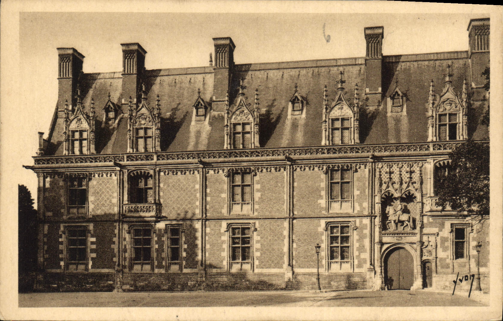 CPA Blois Loir et Cher Le Chateau Facade Louis XII 