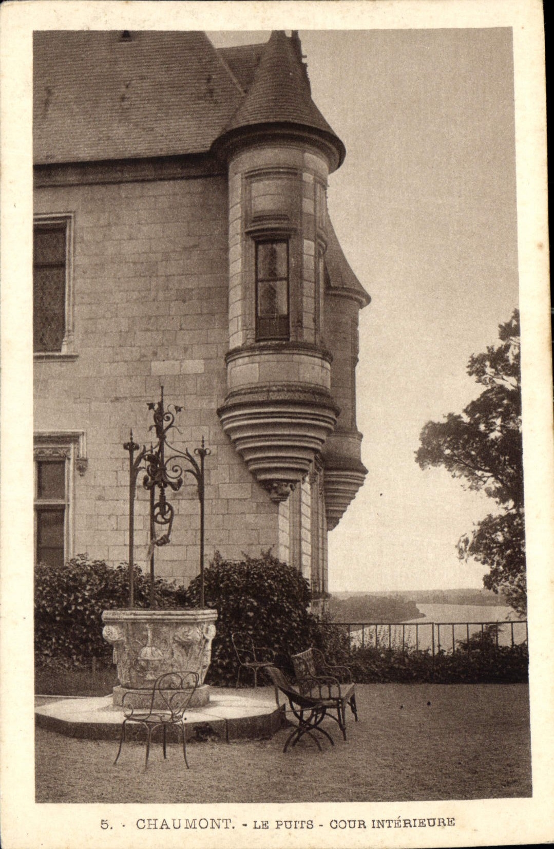 CPA Chaumont Le Puits Cour Interieure 