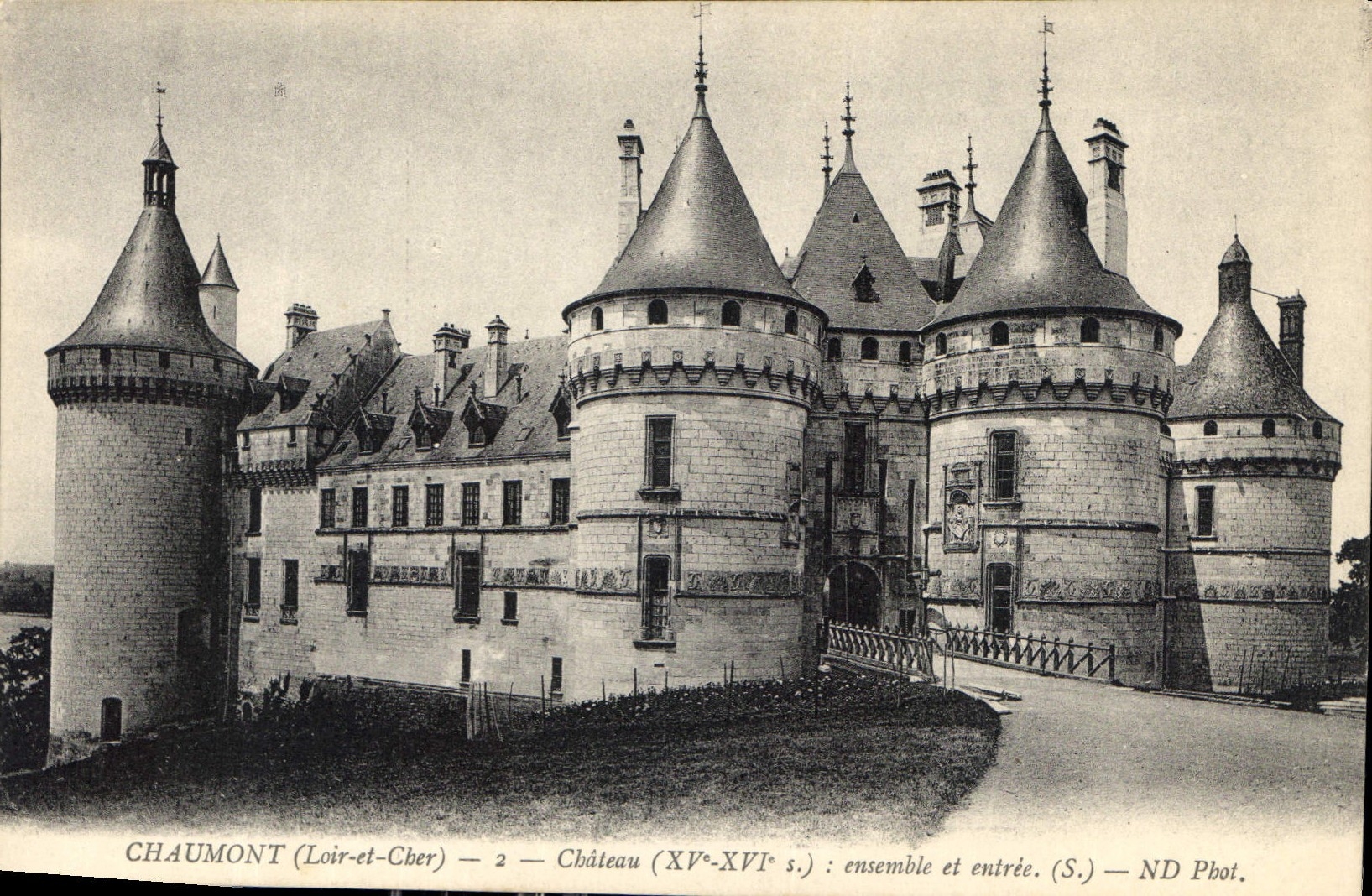 CPA Chaumont Loir et Cher Chateau XV XVI ensemble et entree