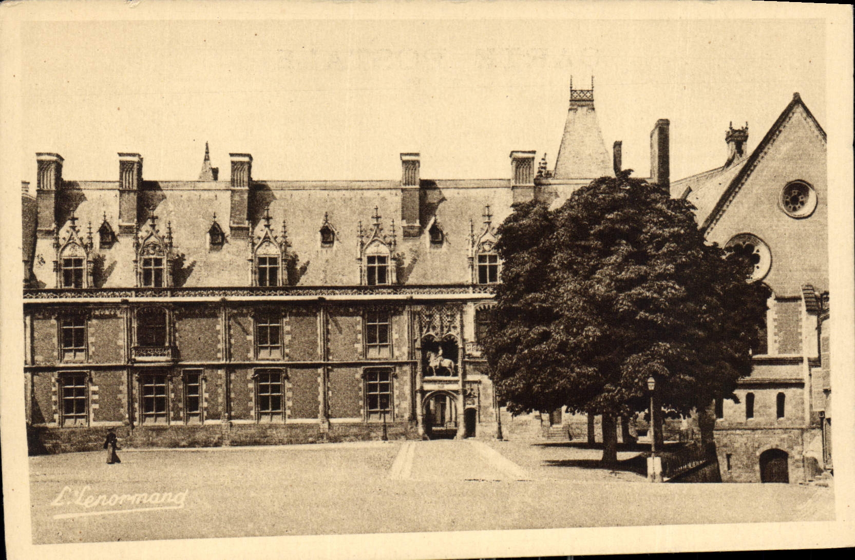 CPA Blois Chateau Mon Hist Facade exterieure et Porte d'Entree au dessus de laquelle se trouve la st