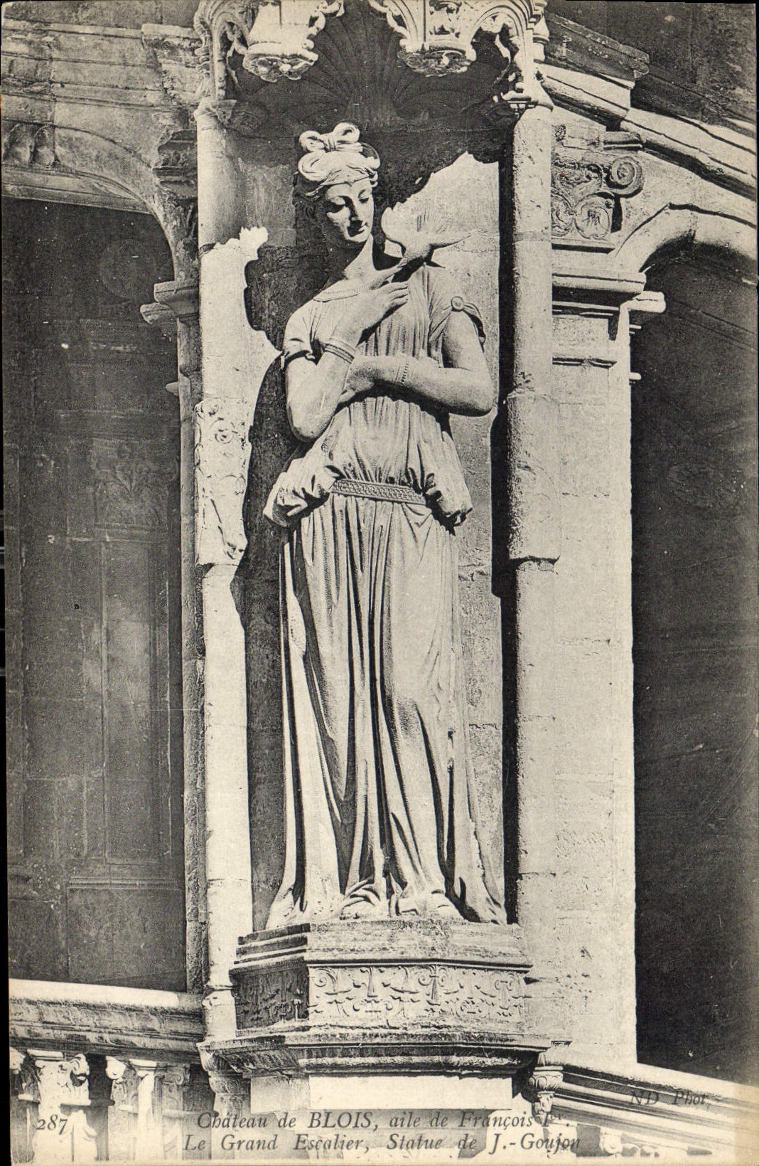 CPA Chateau de Blois aile de Francois Le Grand Escalier Statue de J Goujou 