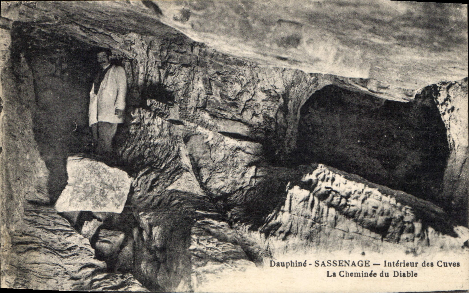CPA Dauphine Sassenage Interieur des Curves La Cheminee du Diable 