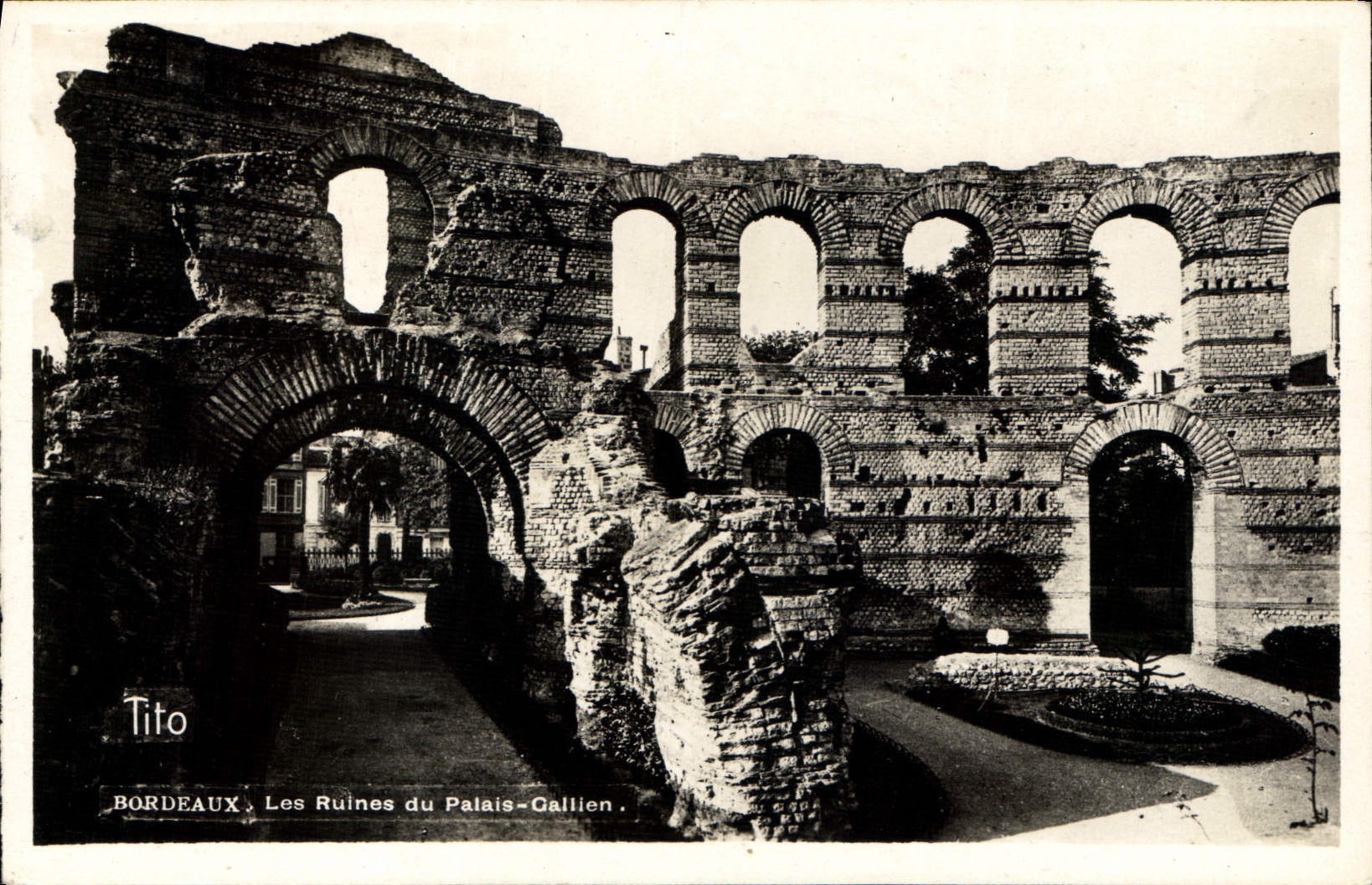 CPA Bordeaux Les Ruines du Palais Gallien