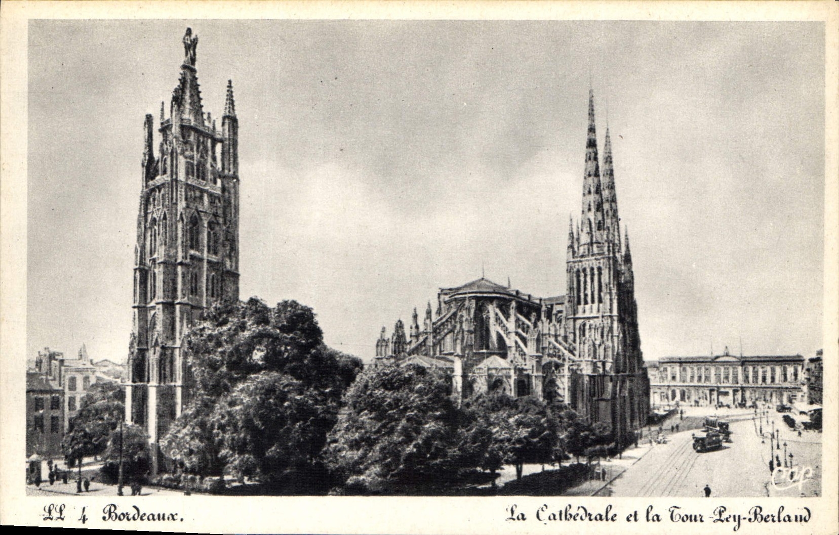 CPA Bordeaux La Cathedrale et la Tour Pey Berland