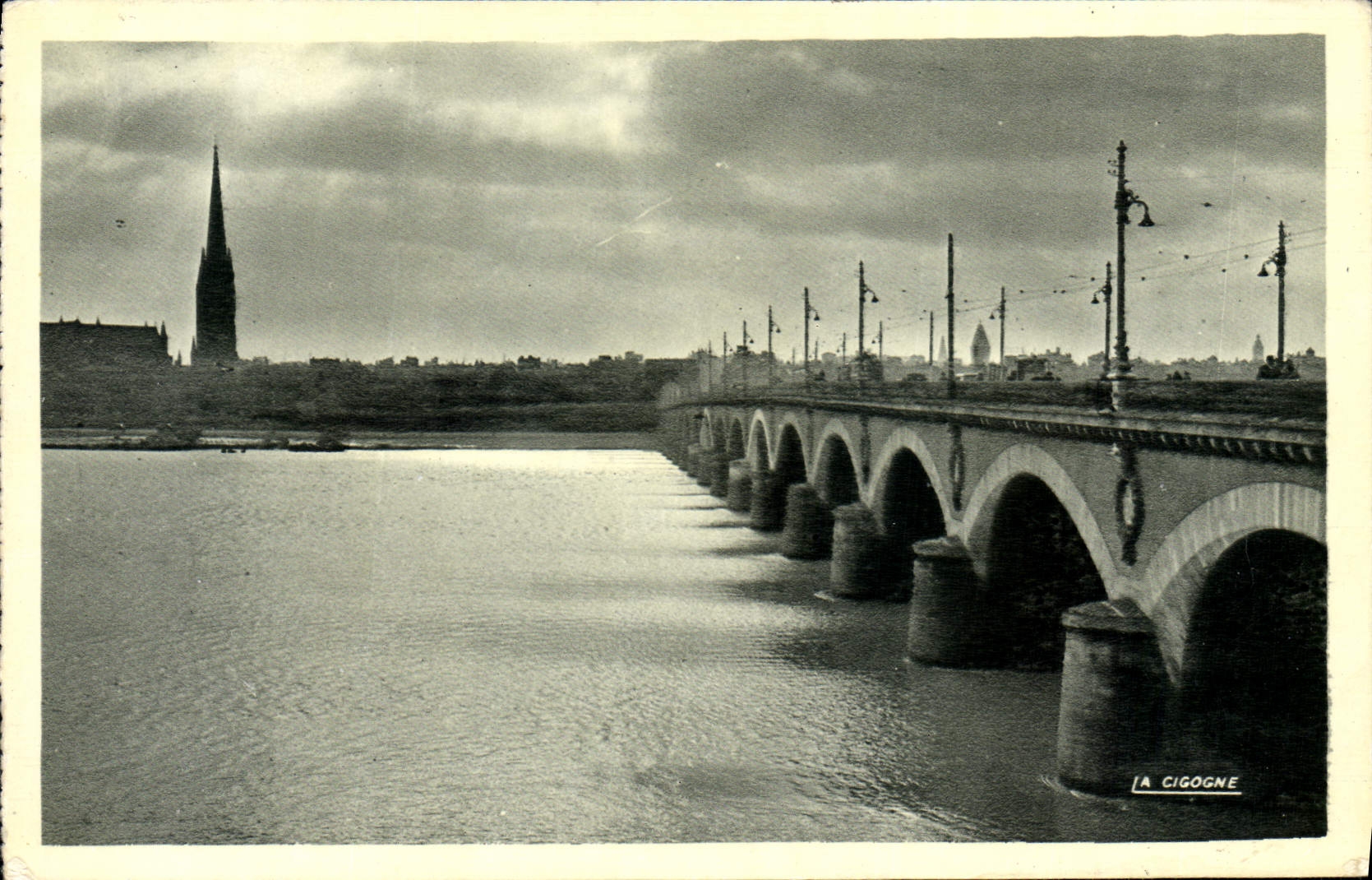 CPA Bordeaux Gironde de Yoir la Garonne et le Pont de Pierre