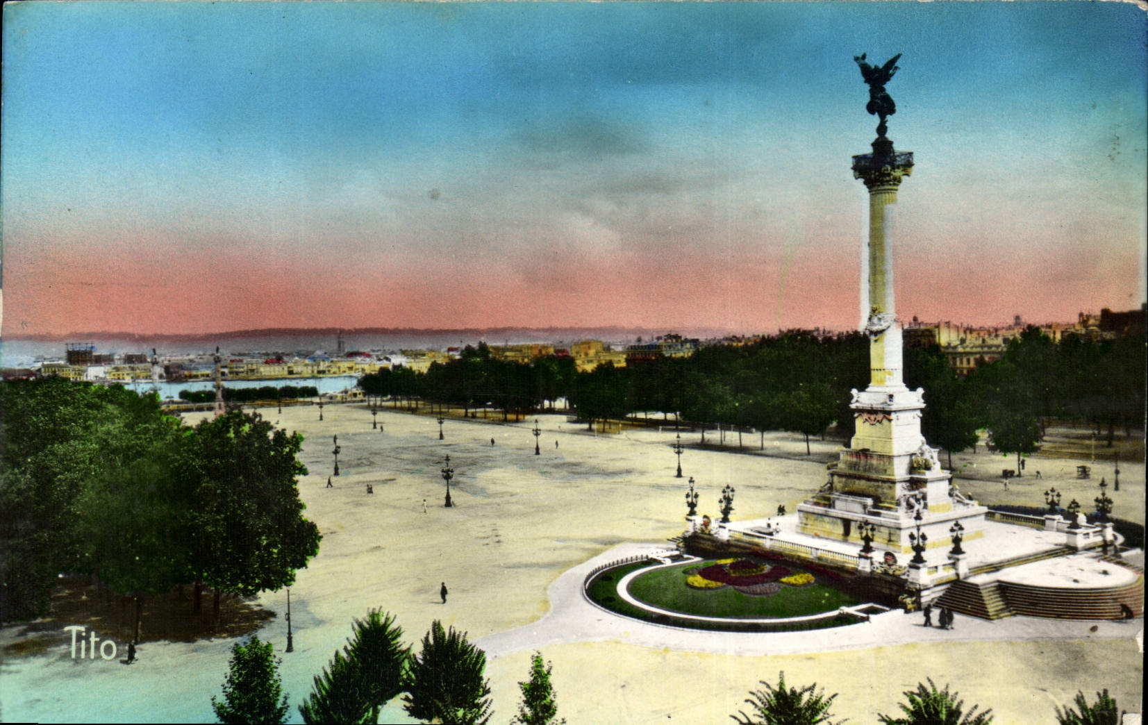 CPA Bordeaux La Place des Quinconces le Monument des Girondins