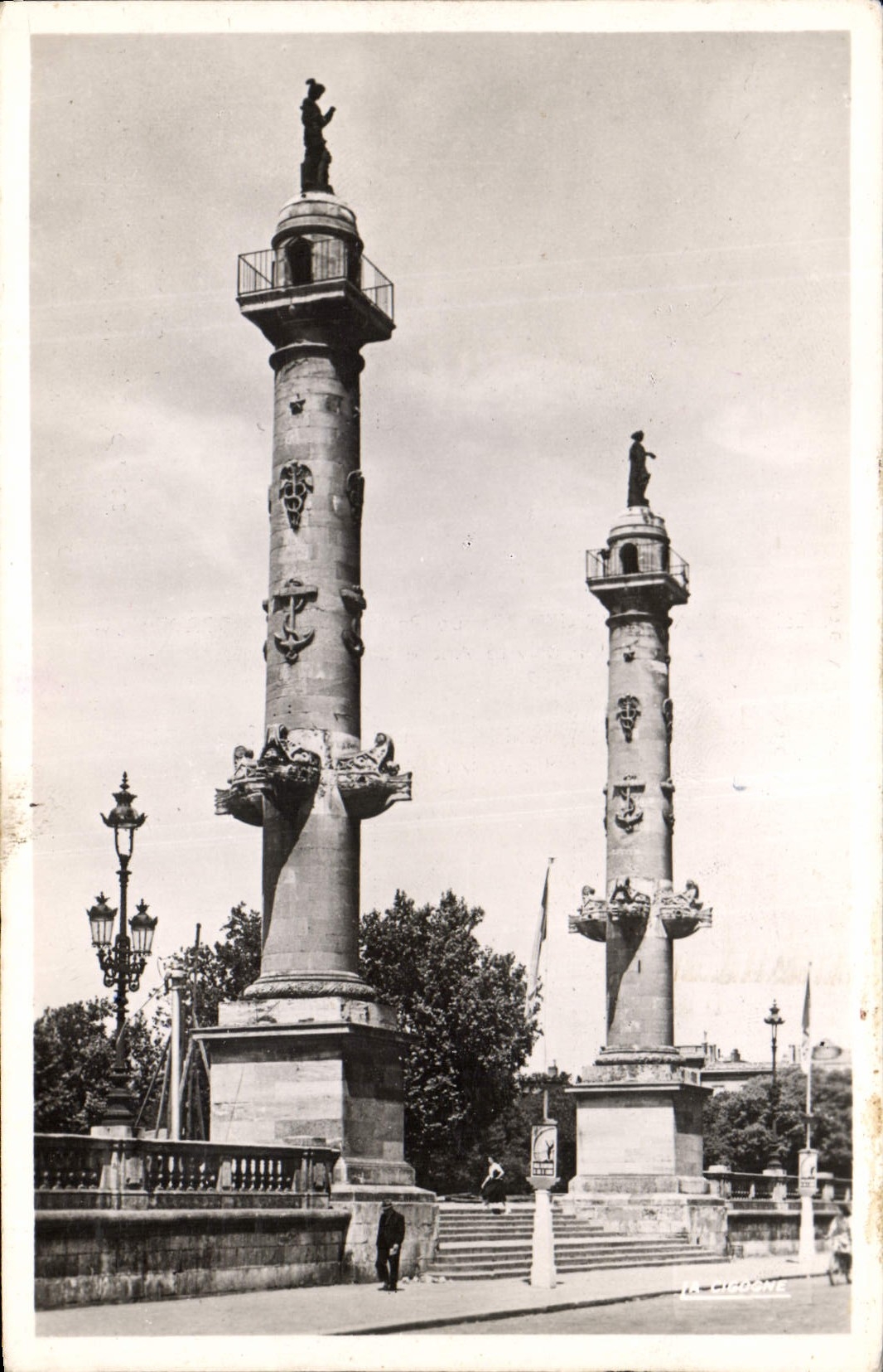 CPA Bordeaux les colonnes Rostrates 