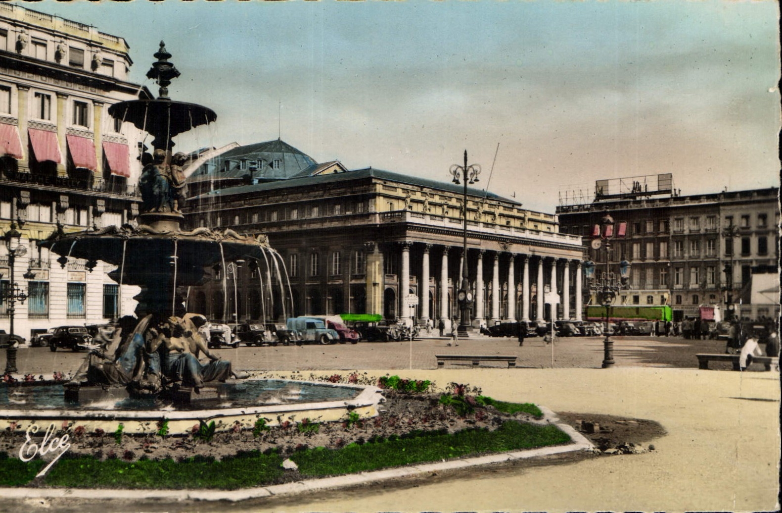 CPA Bordeaux Gironde Place de la Comedie Le Grand Theatre et la Fontaine des Allees de Tourny