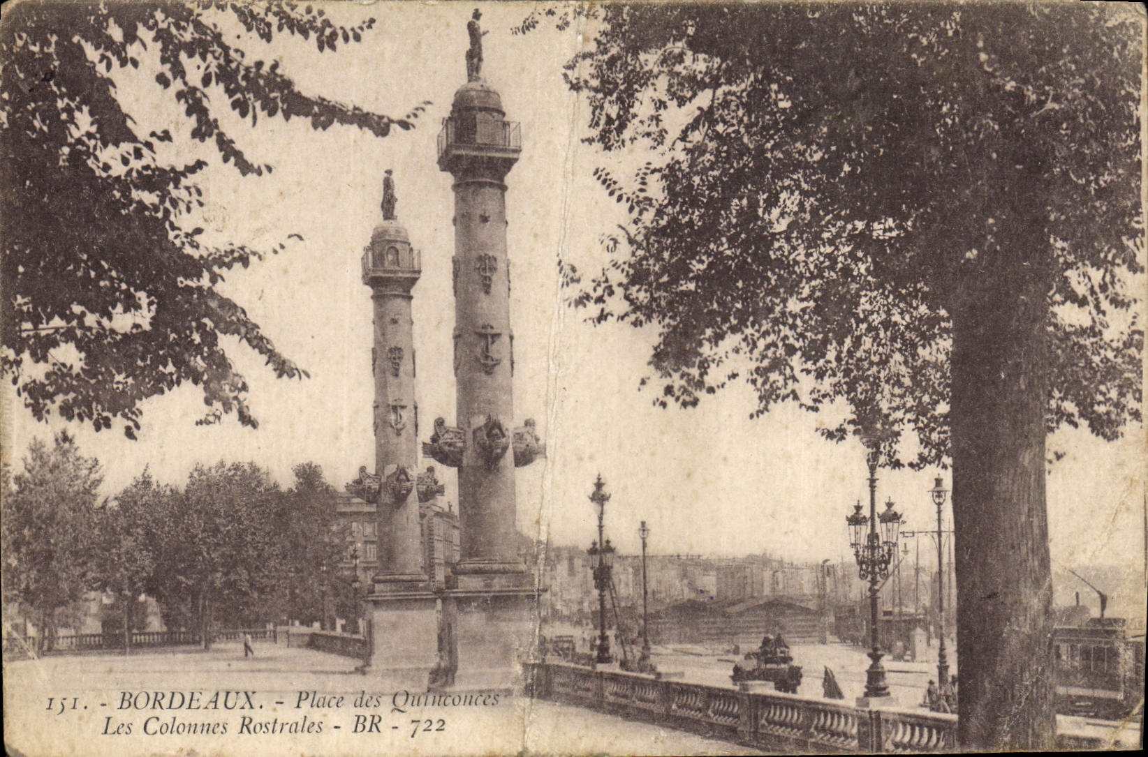 CPA Bordeaux Place des Quinconces Les Colonnes Rostrales BR 722