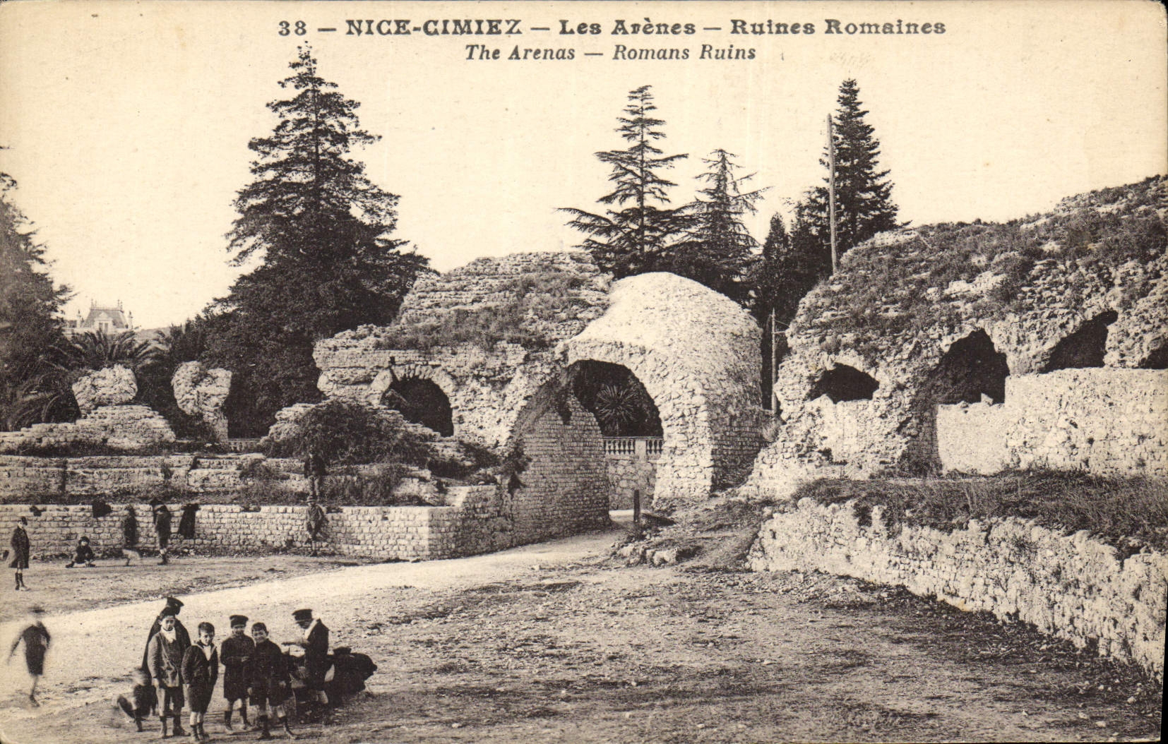CPA Nice Cimiez Les Arenes Ruines Romanes Enfants