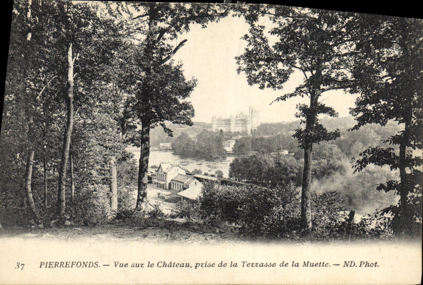 CPA Pierrefonds vue sur le Chateau prise de la Terrasse de la Muette 