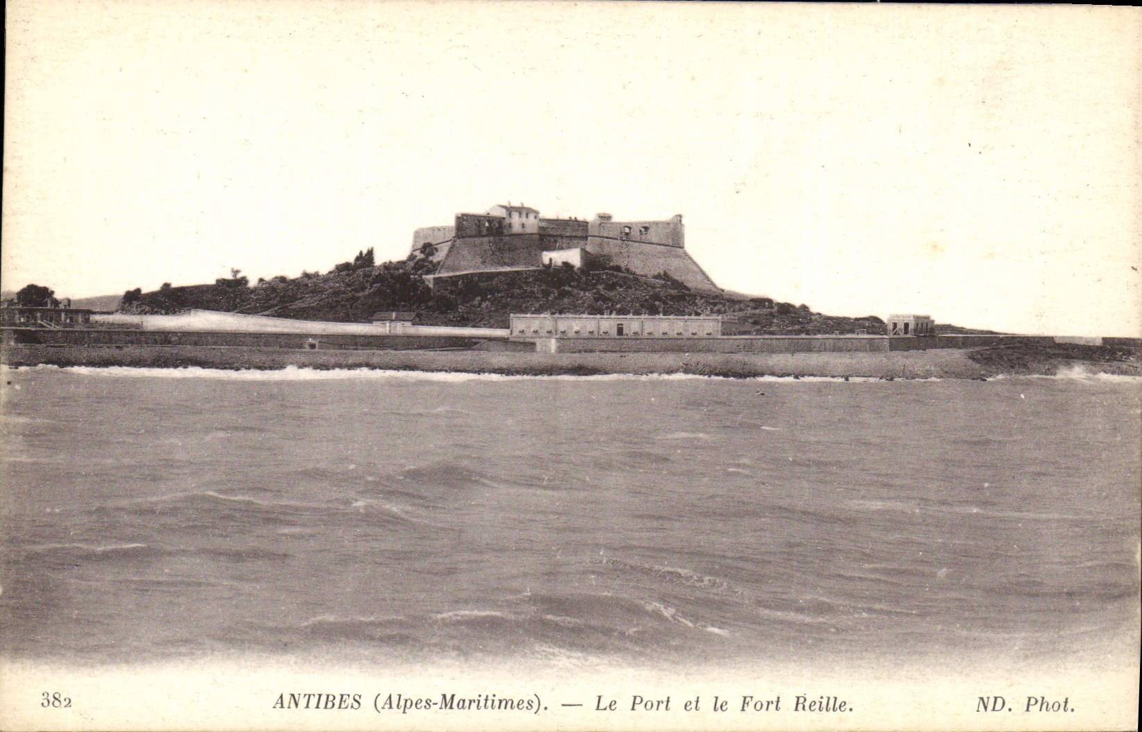 CPA Antibes Alpes Maritimes Le Port et le Fort Reille