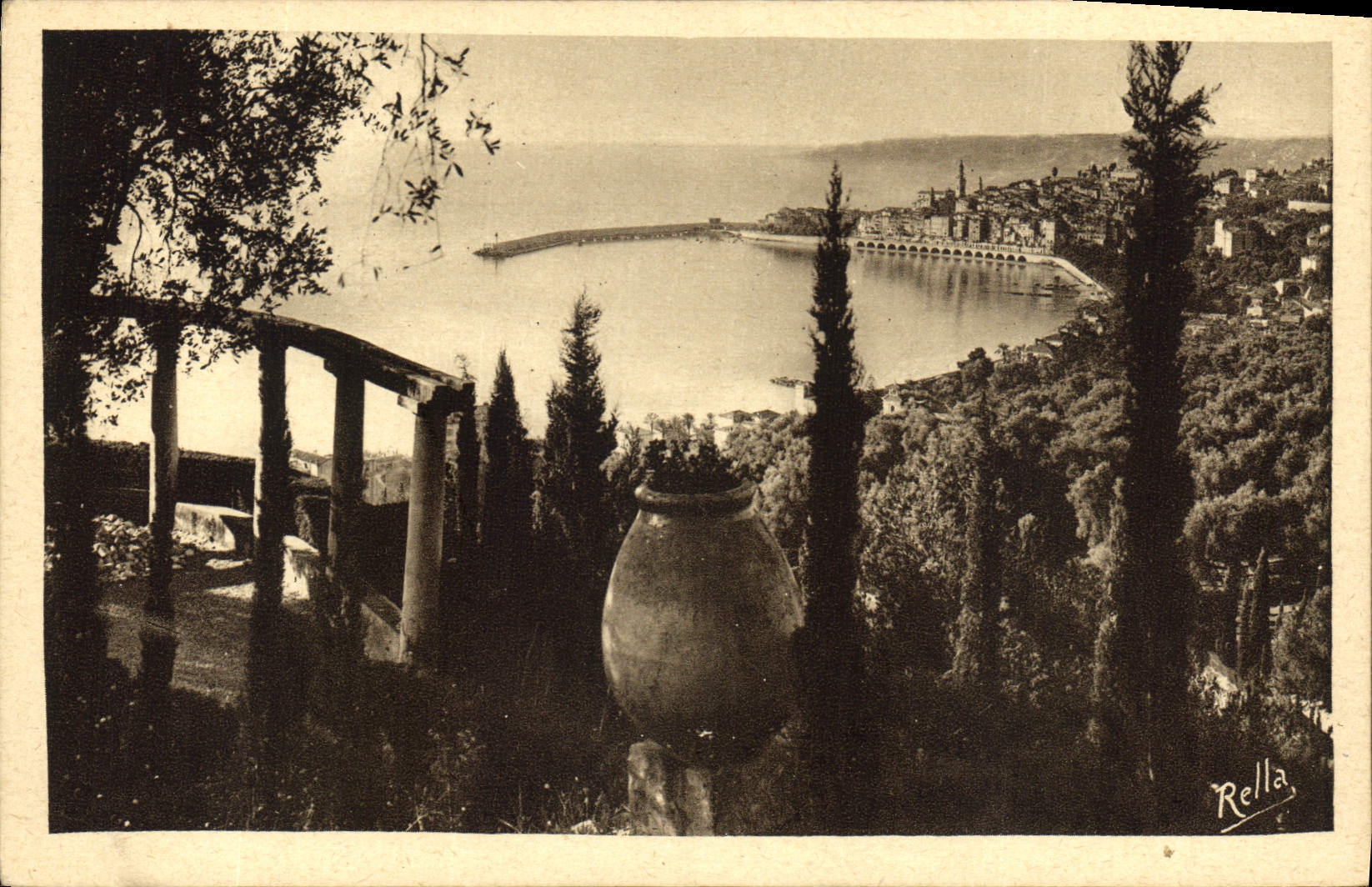 CPA Menton vue d'ensemble prise de la Frontiere Italienne