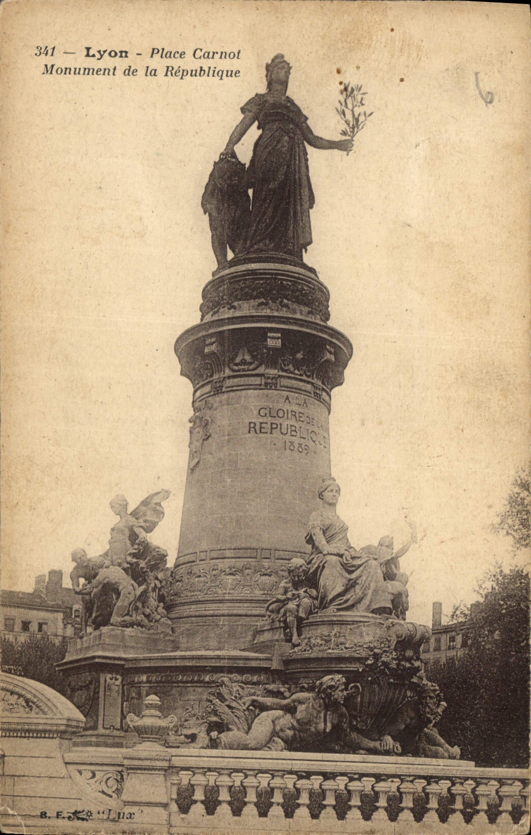 CPA Lyon Place Carnot Monument de la Republique
