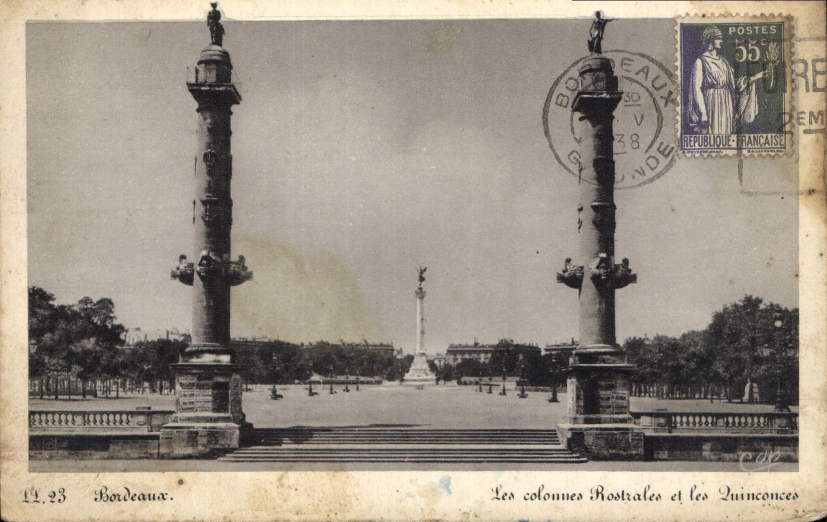 CPA Bordeaux Les colonnes Rostrales et les Quinconces 