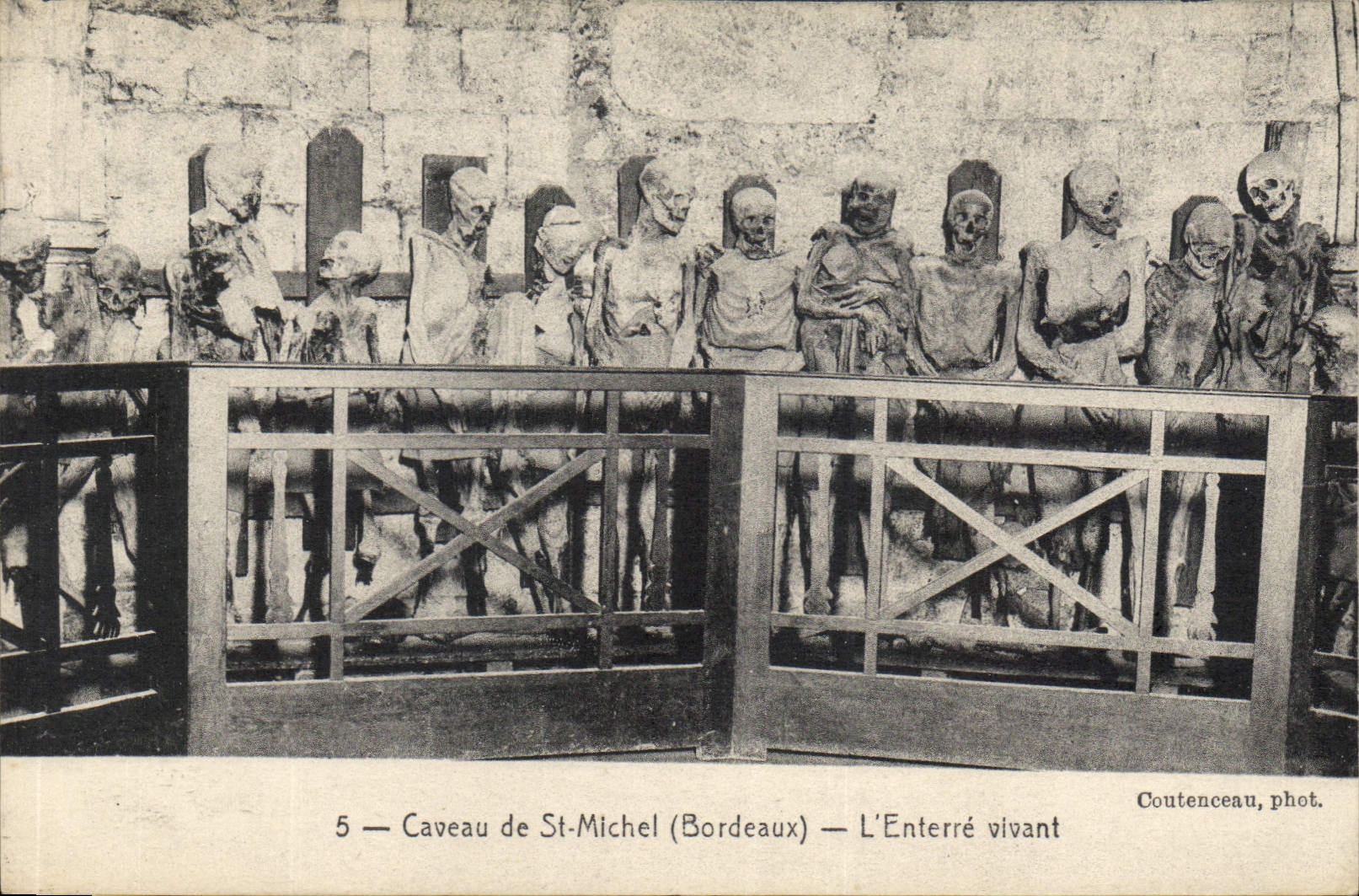 CPA Caveau de St Michel Bordeaux L'Enterre vivant