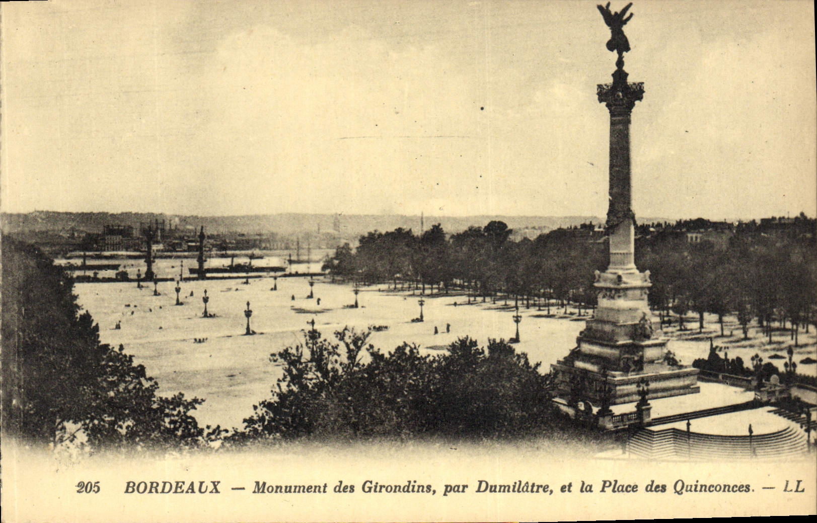CPA Bordeaux Monument des Girondins par Dumilaire et la Place des Quinconces