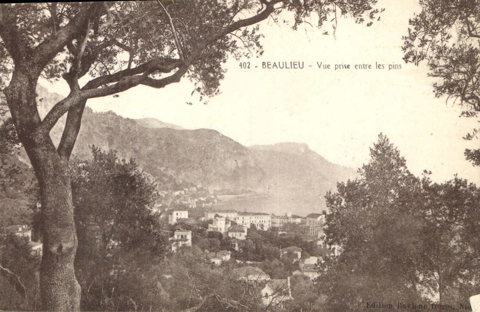CPA Beaulieu Vue prise entre les pins
