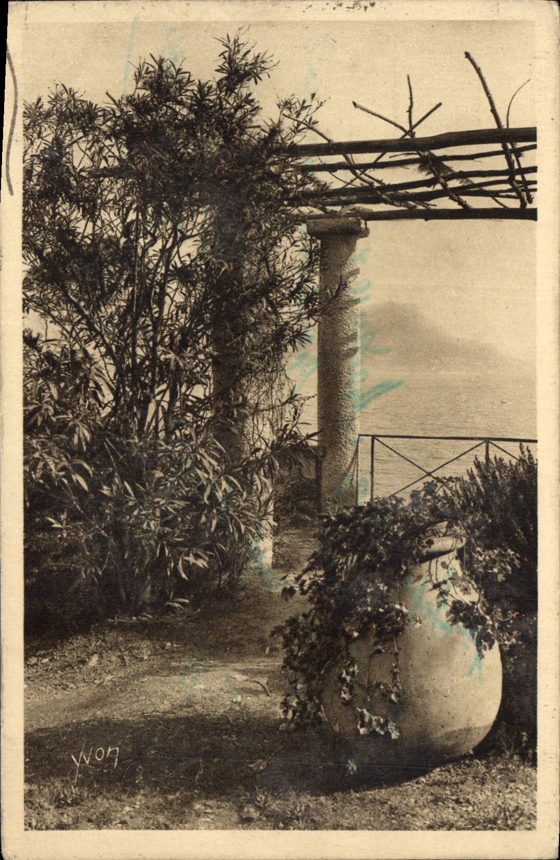 CPA La Douce France Cote d'Azur La Tete de Chien vue a travers une Pergola 