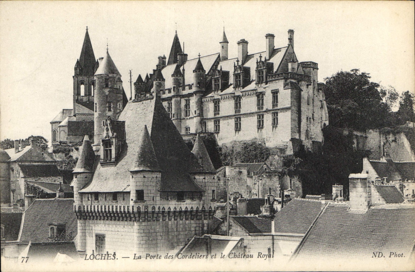 CPA Loches La Porte des Cordeliers et le Chateau Royal