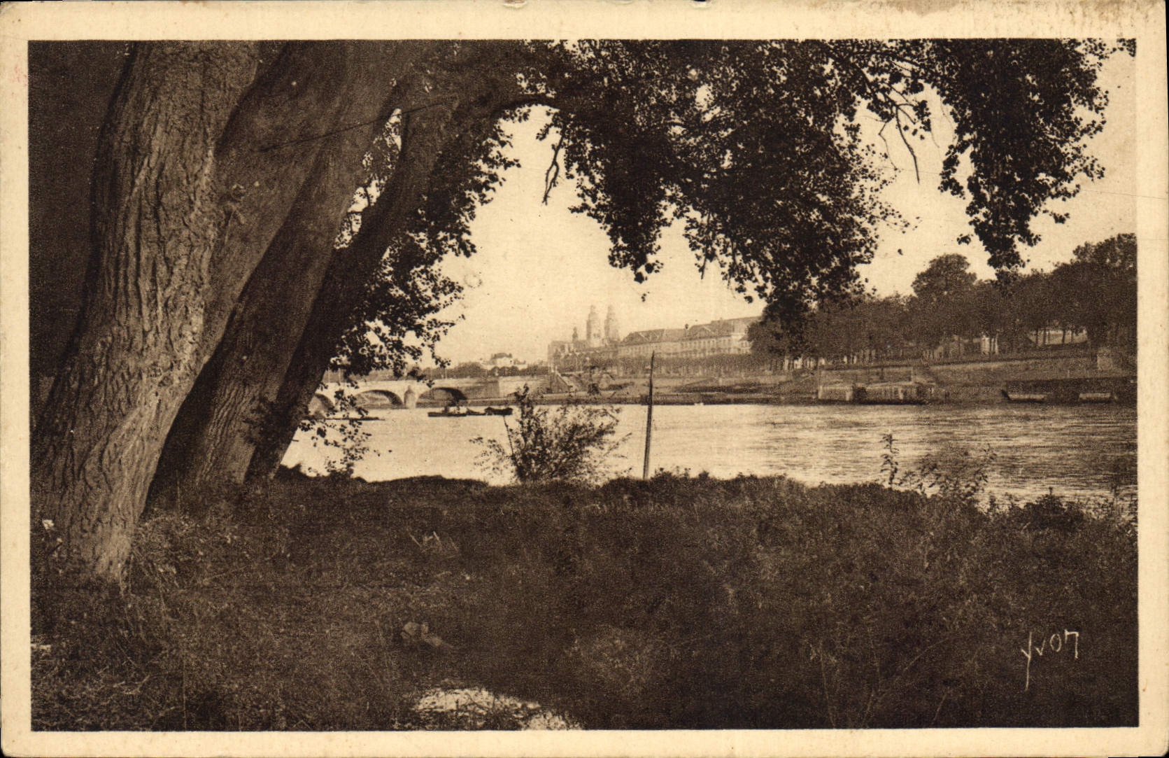 CPA Tours Indre et Loire Bords de la Loire La Cathedrale et Pont de Pierre 